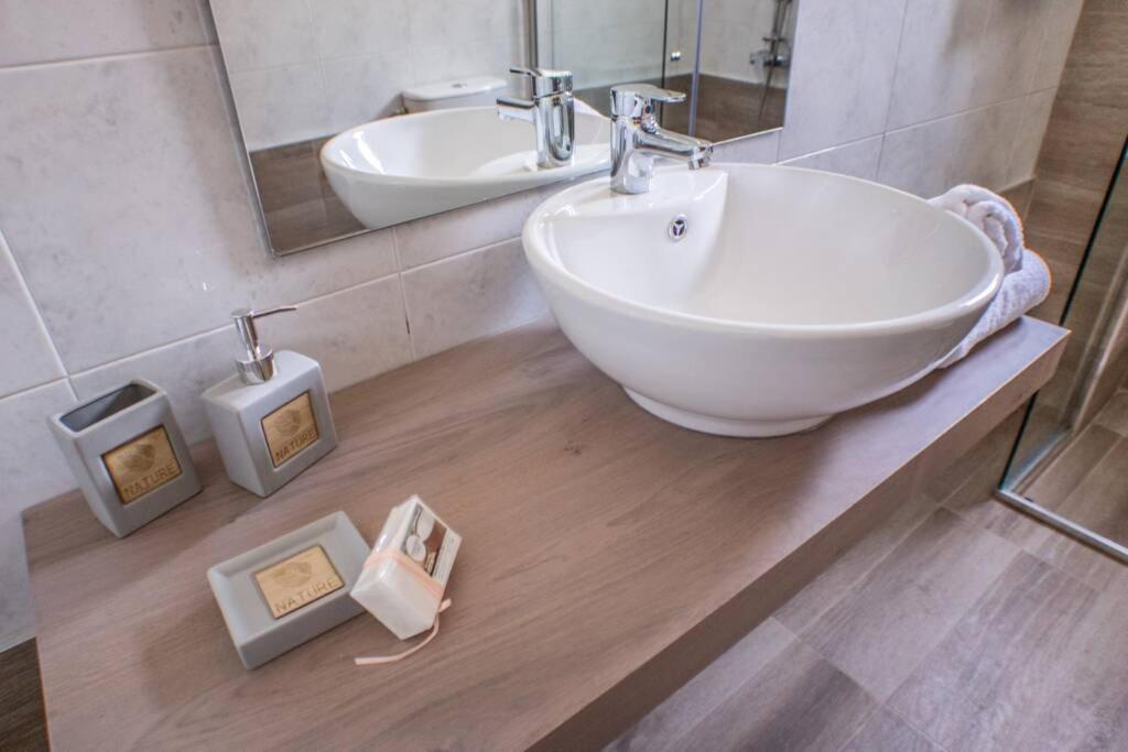 Villa Ventus, 40Sqm Private Pool & Hot Tub! Roussospition ภายนอก รูปภาพ