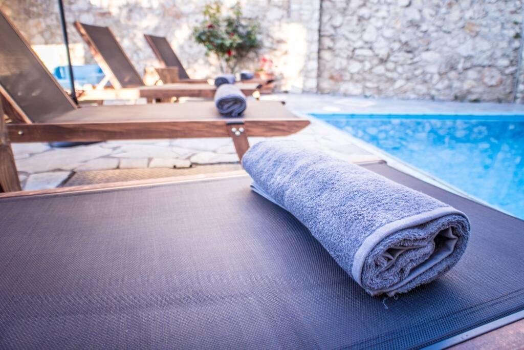 Villa Ventus, 40Sqm Private Pool & Hot Tub! Roussospition ภายนอก รูปภาพ